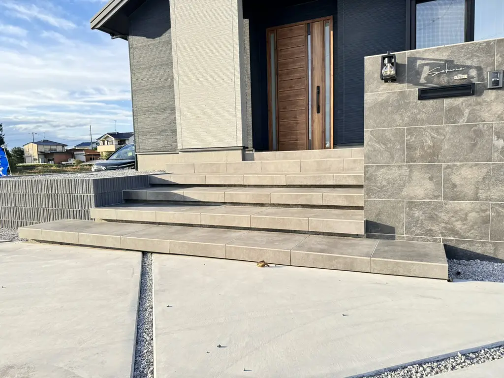 高級感のあるタイル張りと存在感のあるフロート階段 | 株式会社リズ